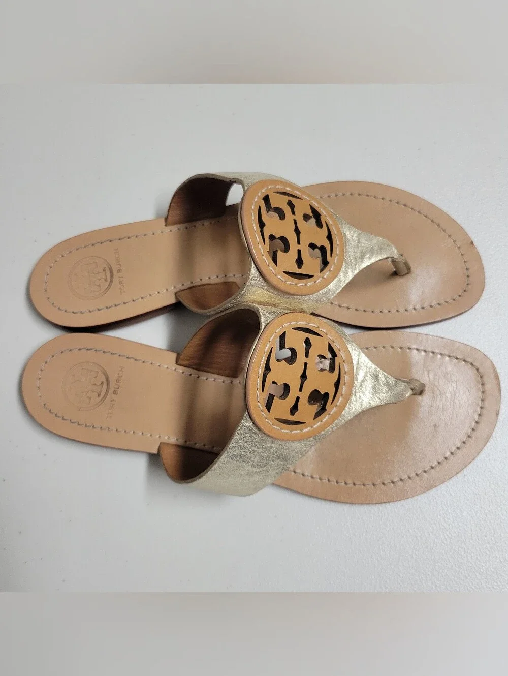 Tory Burch Metallic Gold Leather Louisa Thong Sandals  Tan Medallion Size 8M.